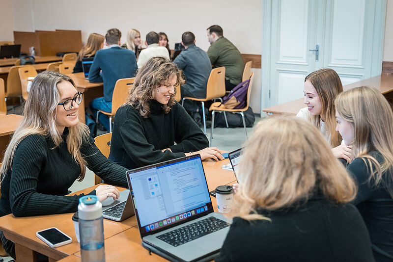 Aicinām skolēnus iekāpt LU ESZF studentu kurpēs!