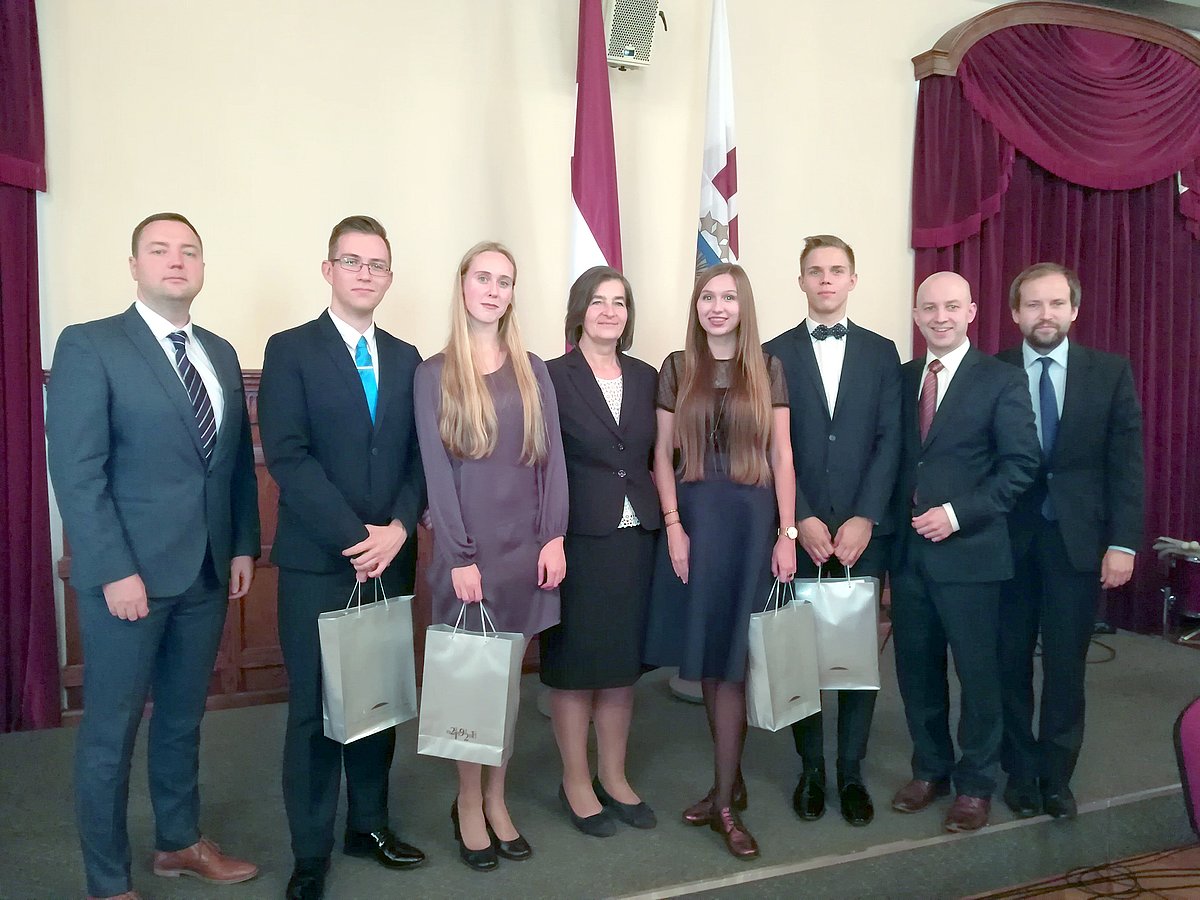 No kreisās: Jānis Priede (LU BVEF), Vairis Stramkalis, Alisa Turukova, Zoja Razmusa (LB prezidenta vietniece), Diāna Paula Upmale, Kārlis Eiduks, Mārtiņš Danusēvičs (LU BVEF), Kaspars Kravinskis (Latvijas bankas "Naudas pasaules" ekspozīcijas satura un digitālo vizualizācijas sistēmu speciālists, veica komandas sagatavošanu par finanšu pratību).