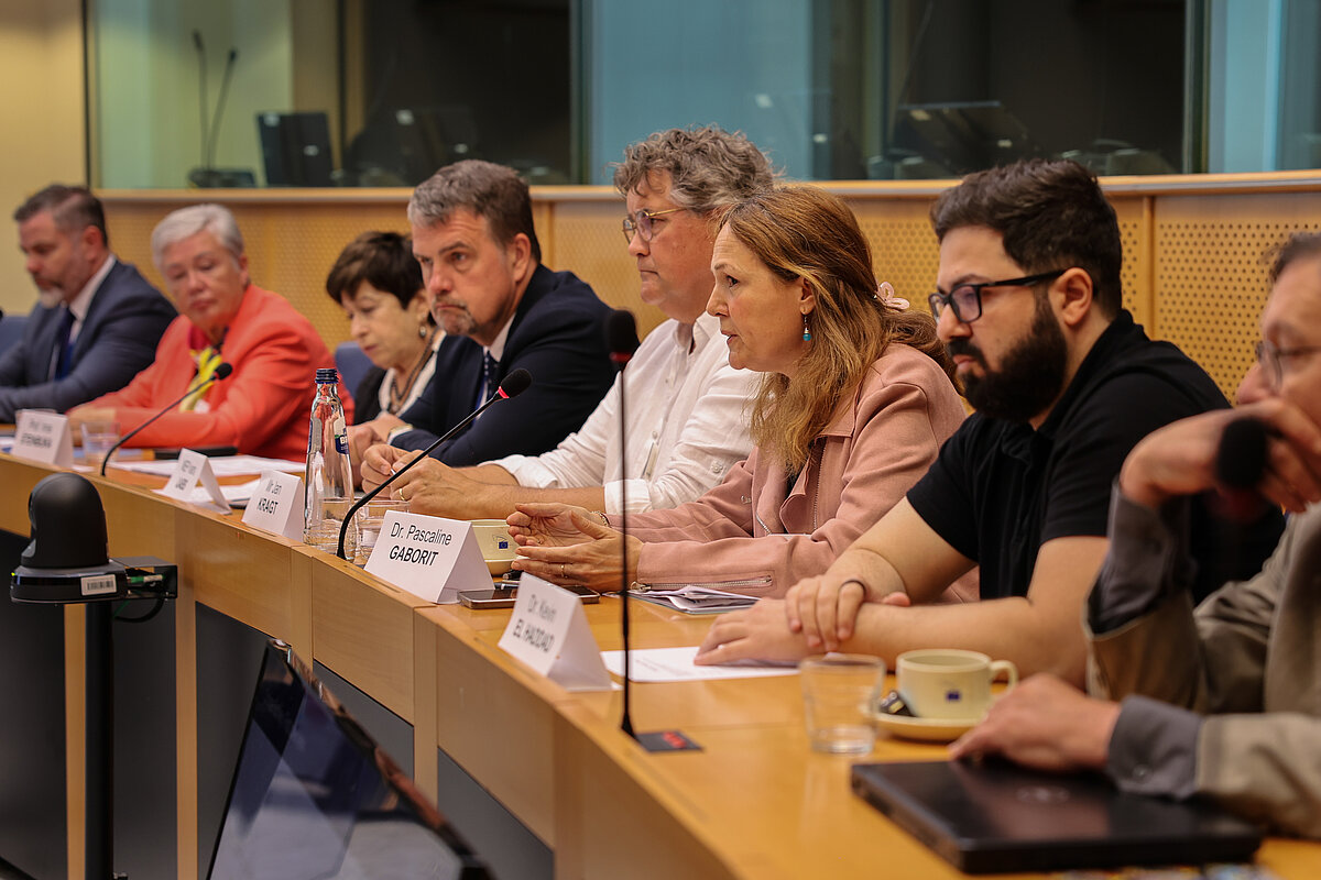 Apaļā galda diskusija Eiropas Parlamentā. Foto: AI4Debunk.