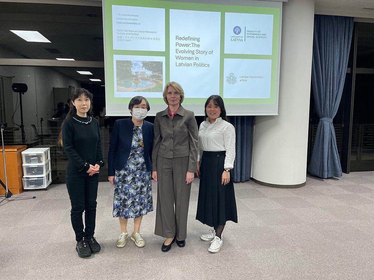 ESZF prof. Iveta Reinholde kopā ar sadarbības partnerēm no Šovas Sieviešu Universitātes Tokijā. Foto no Ivetas Reinholdes personīgā arhīva.