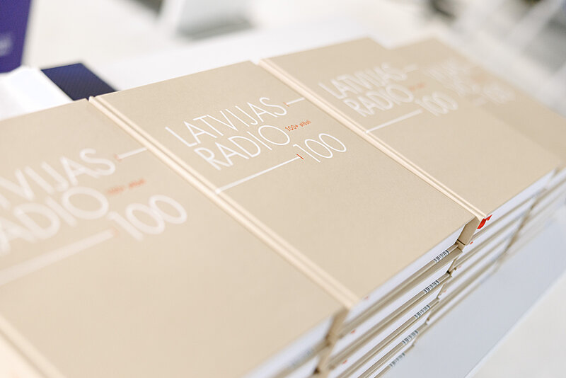 Simts gadi ēterā: ESZF pētnieku grāmata atklāj Latvijas Radio noslēpumus