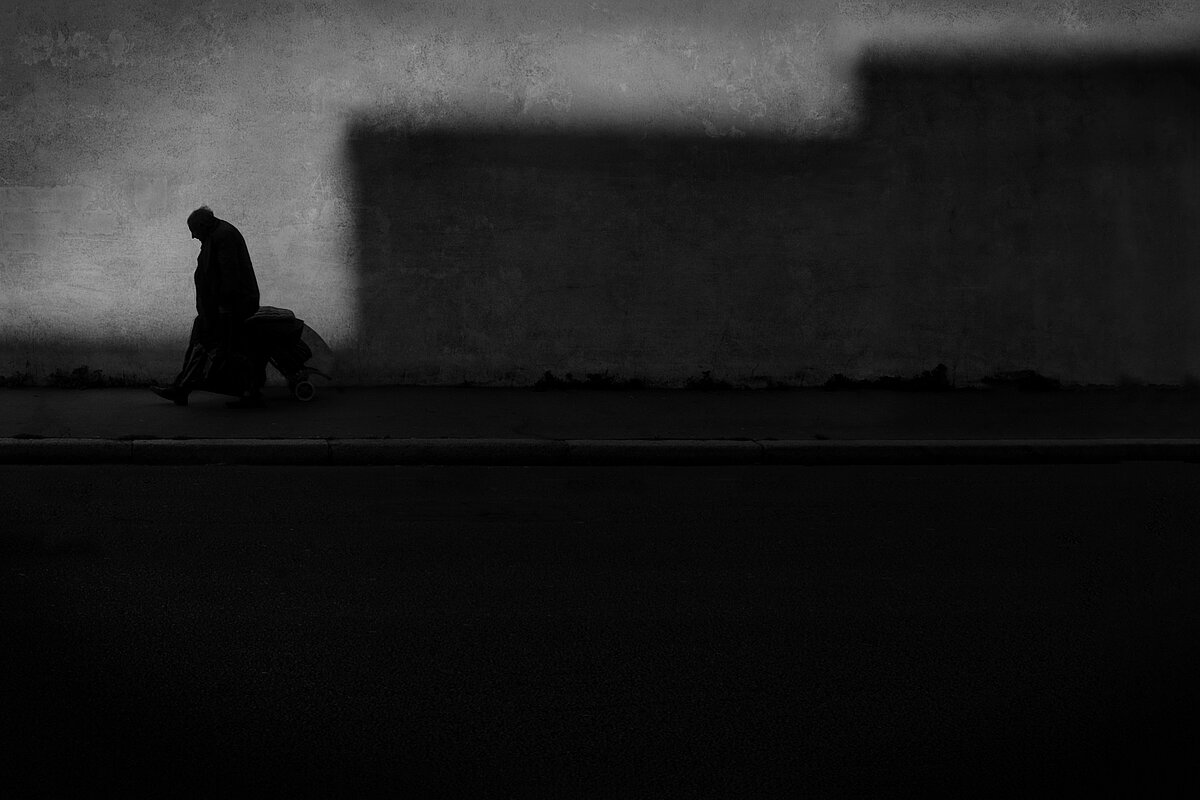 Cilvēks pārvietojas naktī. Foto: Unsplash