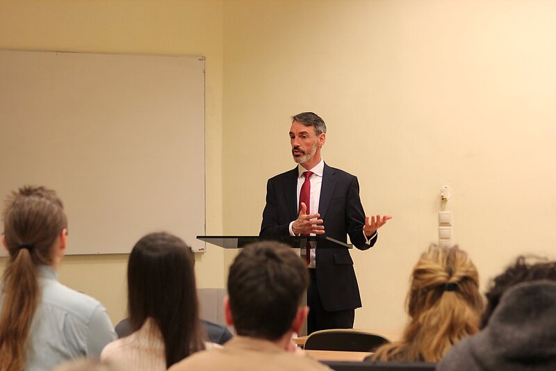 NATO kodolpolitikas direktors vieslekcijā uzsver militāro spēju un politiskās apņēmības nozīmi