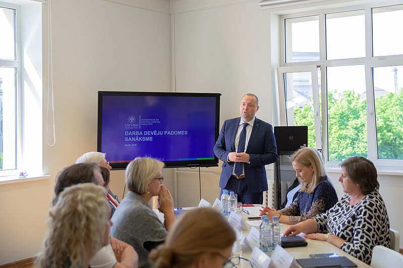ESZF dekāns prof. J. Priede iepazīstina ar fakultātes mērķiem. Foto: Kristiāns Upenieks.