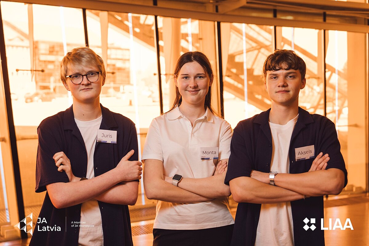 Skolēnu mācību uzņēmumu “BLUM” jaunieši no Madonas Valsts ģimnāzijas. Foto: Junior Achievement Latvia.