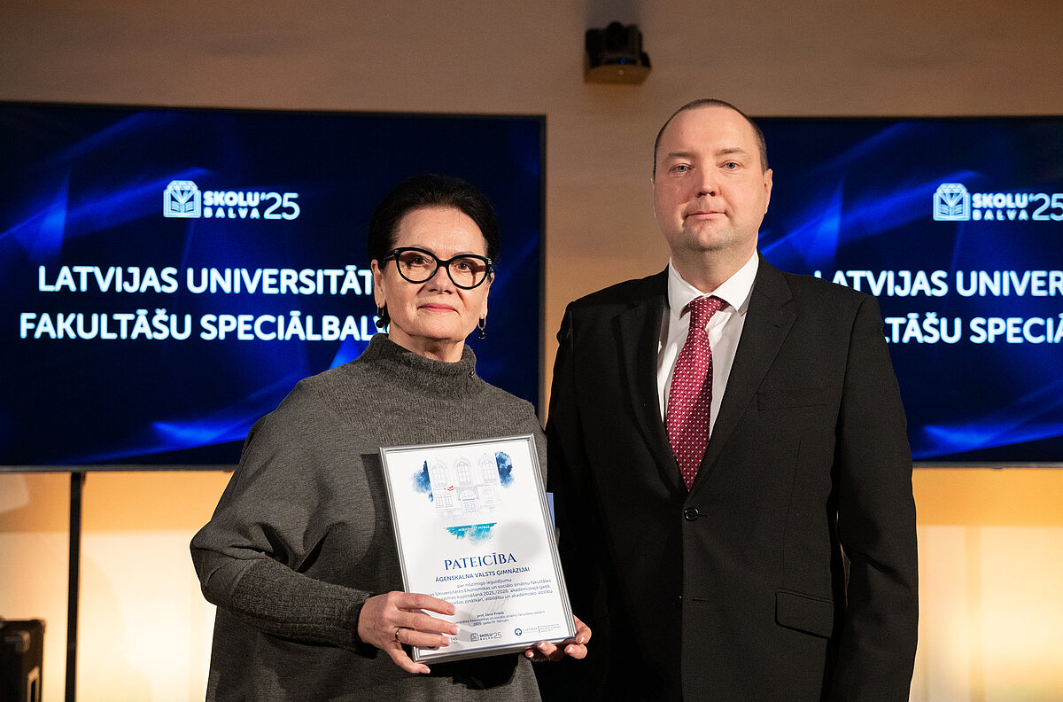 Ekonomikas un sociālo zinātņu fakultātes cildinājuma rakstu saņem Āgenskalna valsts ģimnāzija. Foto: Jānis Saliņš, LU.