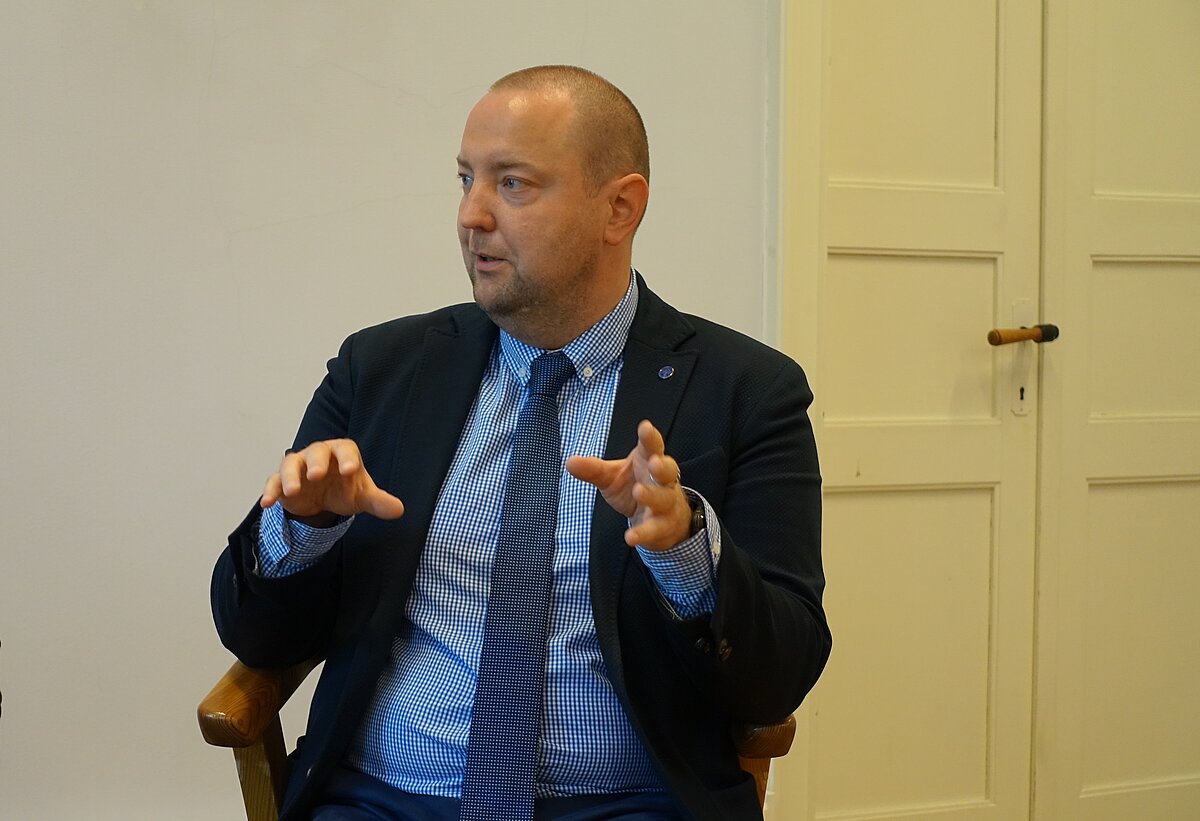 Prof. J.Priede piedalās Latvijas Diplomātu asociācijas rīkotajā diskusijā. Foto: Guntis Rozenbergs, Latvijas Universitāte.