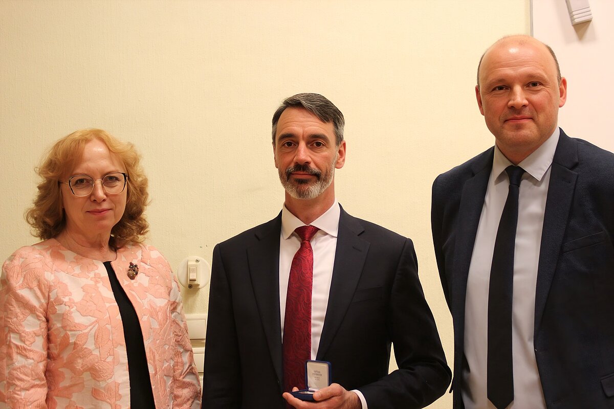 NATO kodolpolitikas direktoru Džimu Stouksu LU uzņem prof. Baiba Šavriņa un asoc. prof. Toms Rostoks. Foto: Rēzija Legzdiņa, LU ESZF.