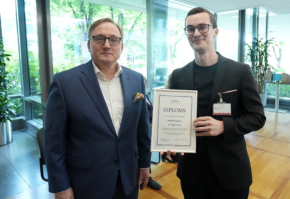 Latvijas Bankas prezidents Mārtiņš Kazāks ar 1. vietas ieguvēju - LU ESZF maģistra studiju programmas "Ekonomika" studentu Aigaru Langinu. Foto: Latvijas Banka.