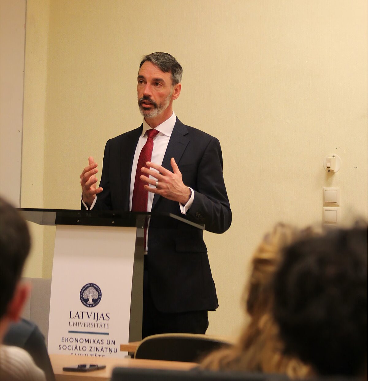 LU viesojas NATO kodolpolitikas direktors Džims Stoukss. Foto: Rēzija Legzdiņa, LU ESZF.