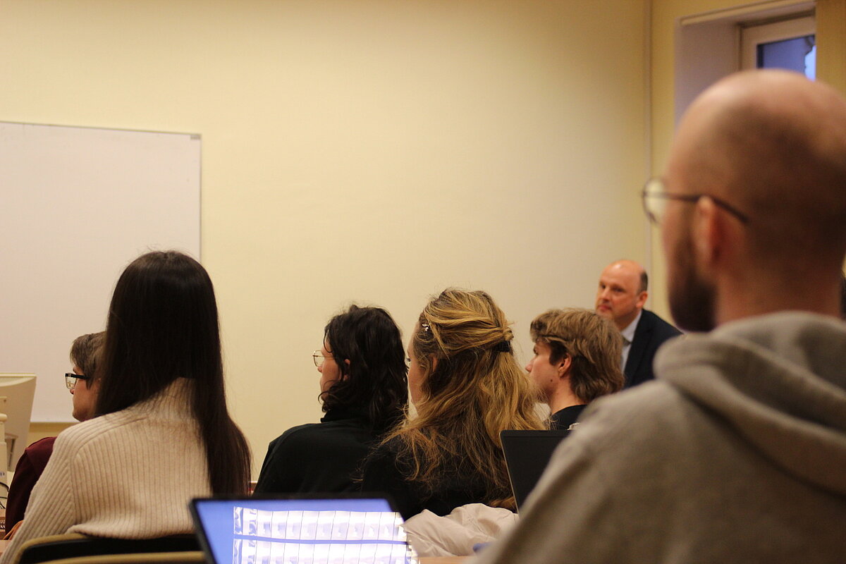 NATO kodolpolitikas direktora Džima Stouksa vieslekcijā. Foto: Rēzija Legzdiņa, LU ESZF.