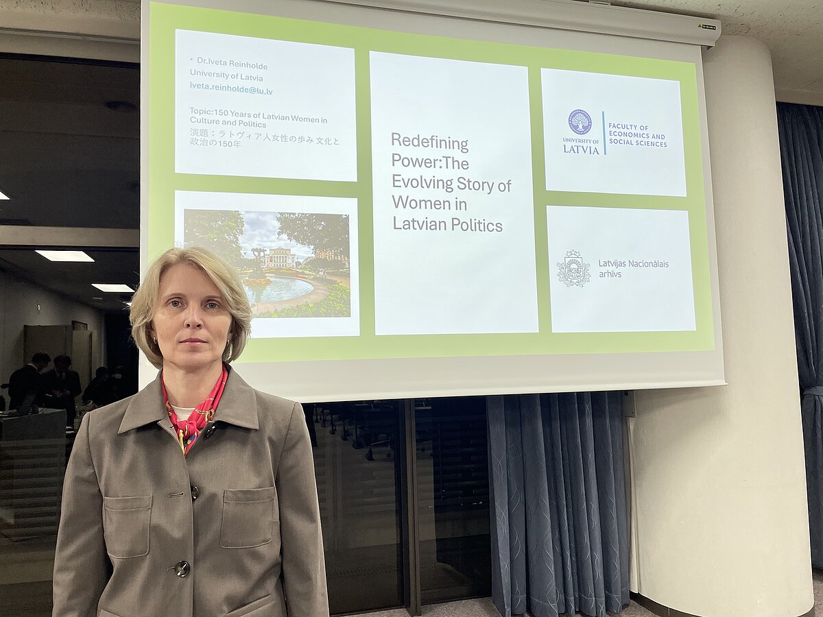 ESZF zinātņu prodekāne prof. Iveta Reinholde izstādē “Latvijas sieviešu 150 gadi politikā un kulturā” Šovas Sieviešu universitātē Tokijā. Foto no viņas personīgā arhīva.