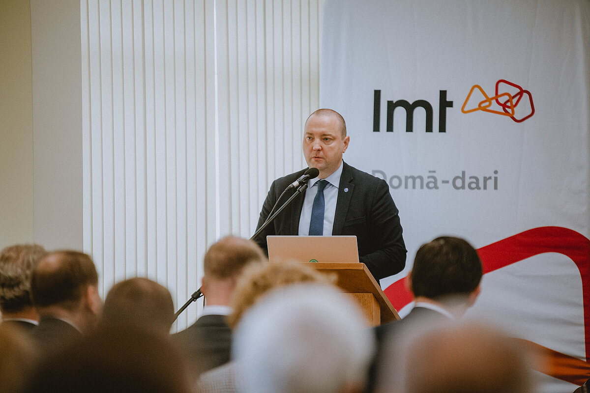 LU Ekonomikas un sociālo zinātņu fakultātes dekāns prof. Jānis Priede uzstājas forumā “Latgales formula tautsaimniecības izaugsmei un publiskajam labumam: zeme un cilvēki” Rēzeknes novadā 3. oktobrī. Foto: Dagnija Bernāne