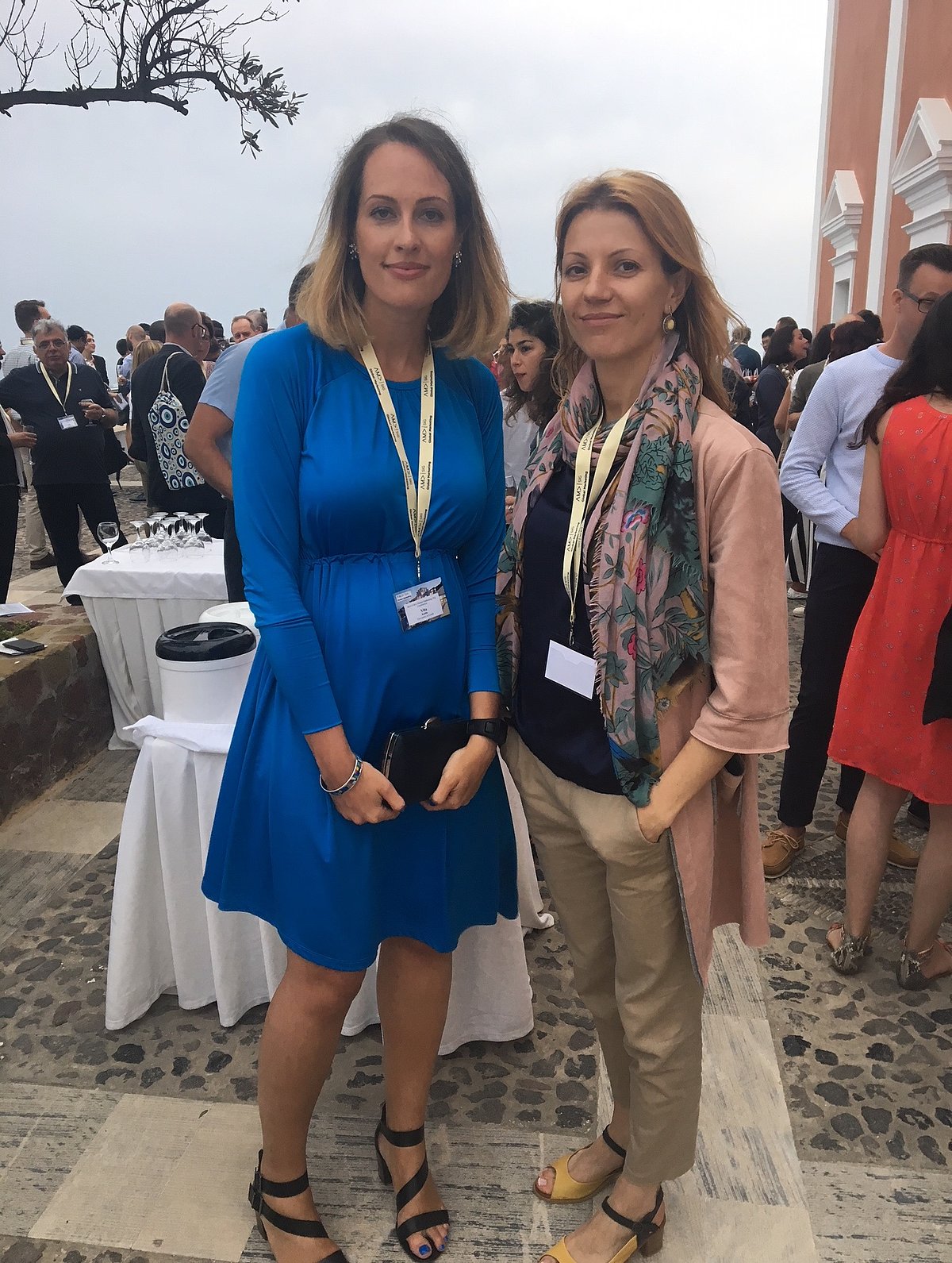 Ieva Pūķe (pa labi), apmeklējot Amerikas Mārketinga asociācijas Globālā mārketinga konferenci Santorini, Grieķijā. Foto no personīgā arhīva.