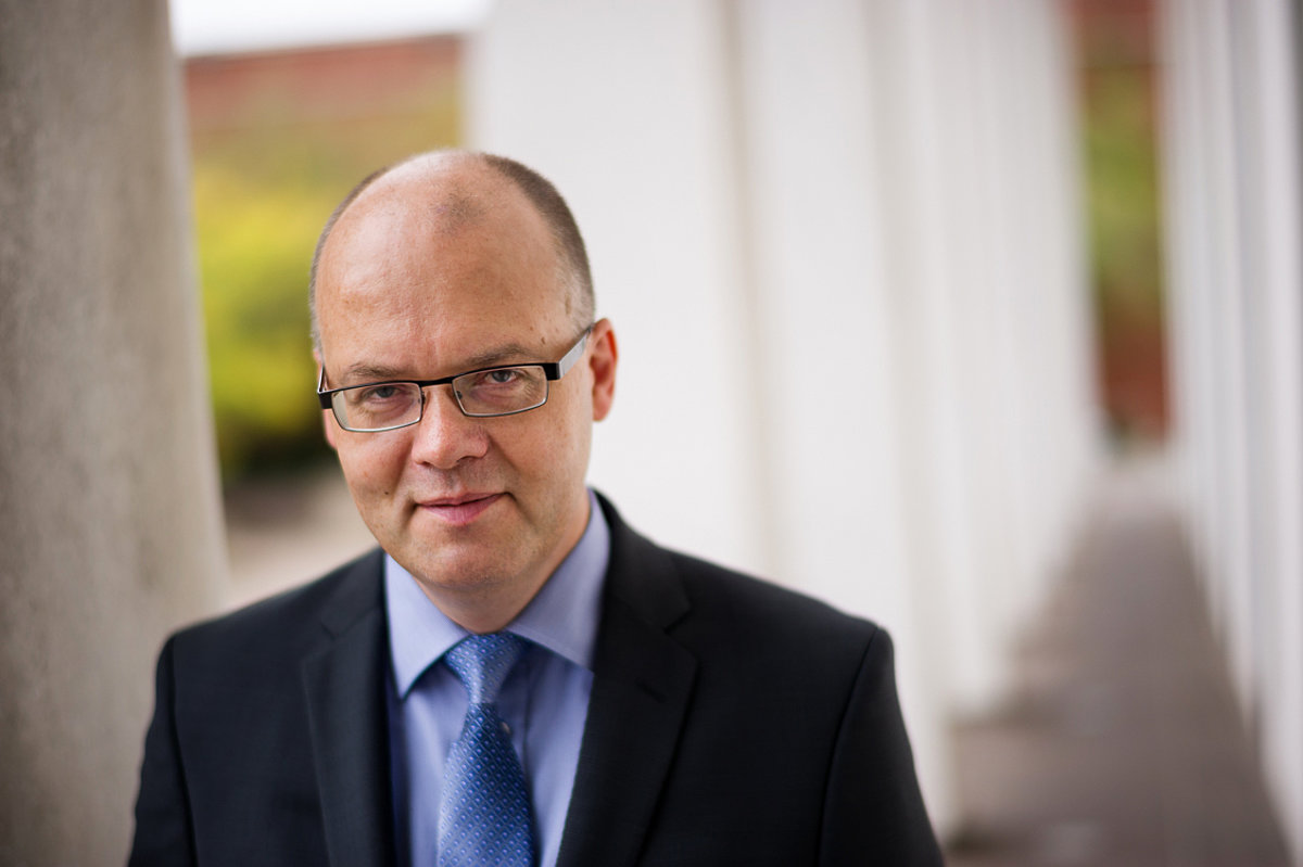 Prof. Hilmars Hilmarsons, Ekonomikas un starptautiskās vadībzinātnes profesors Akureiri Universitātē Islandē, Latvijas Universitātes viesprofesors, Pasaules Bankas pārstāvniecības Rīgā darbinieks 1999.–2003. g.