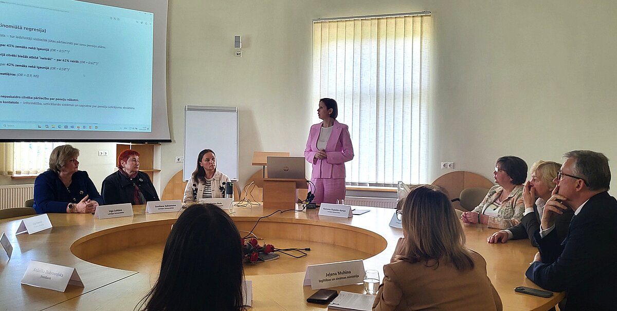 Foruma “Iedzīvotāju finanšu pratība un pensiju sistēmas ilgtspēja Latvijā” dalībnieki. Foto: LU ESZF.