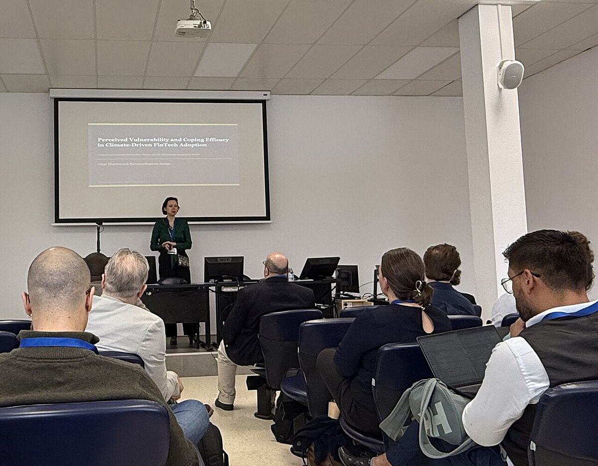 Prof. Ramona Rupeika-Apoga konferencē uzstājas ar ziņojumu "Klimata pārmaiņu uztveres un riska tolerances saistība ar FinTech adaptāciju". Foto no prof. R. Rupeikas-Apogas personīgā arhīva.