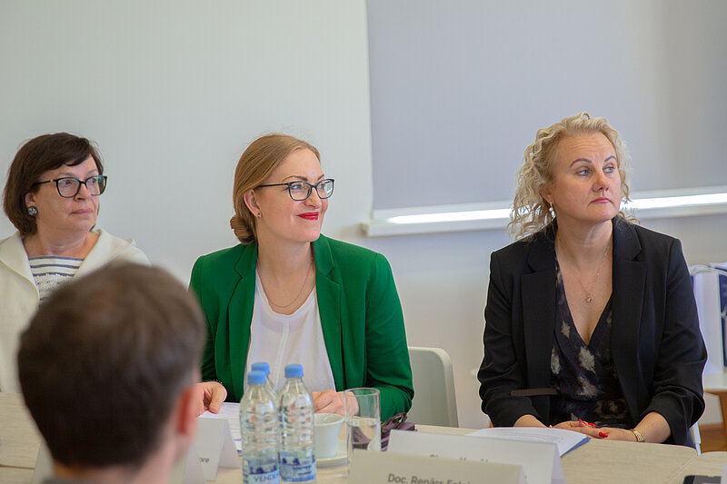 Attēlā no kreisās: prof. Ērika Šumilo, ESZF Darba devēju padomes priekšsēdētāja Latvijas Nacionālās bibliotēkas direktore D. Baltiņa un KANTAR/ SIA "TNS Latvia" lielo klientu direktore Signe Kaņējeva. Foto: Kristiāns Upenieks.