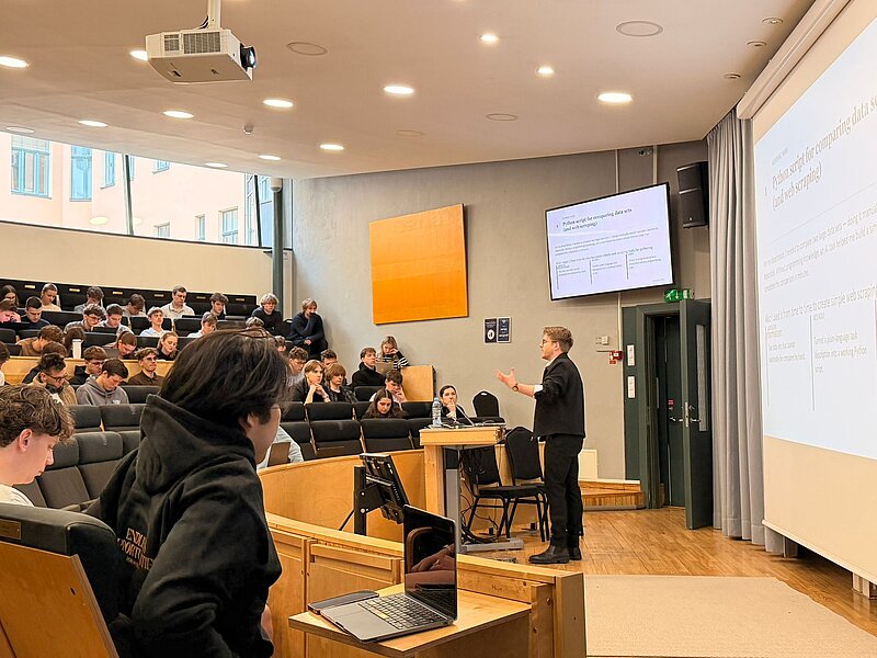 ESZF docētāji REA studentiem skaidro MI izmantošanas iespējas pētījumos
