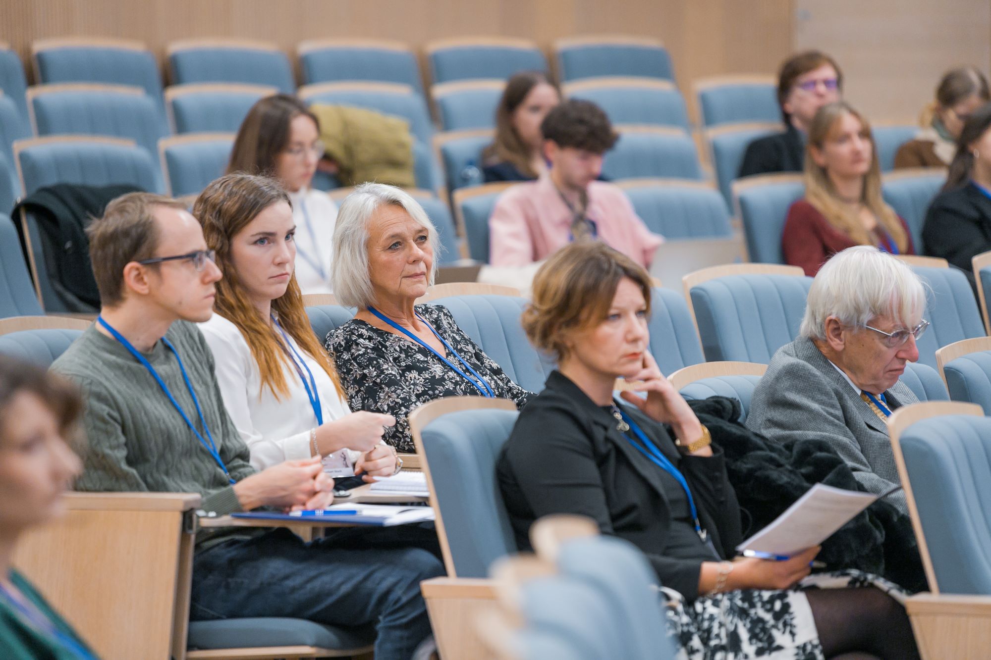 Konferences dalībnieki sēž auditorijā