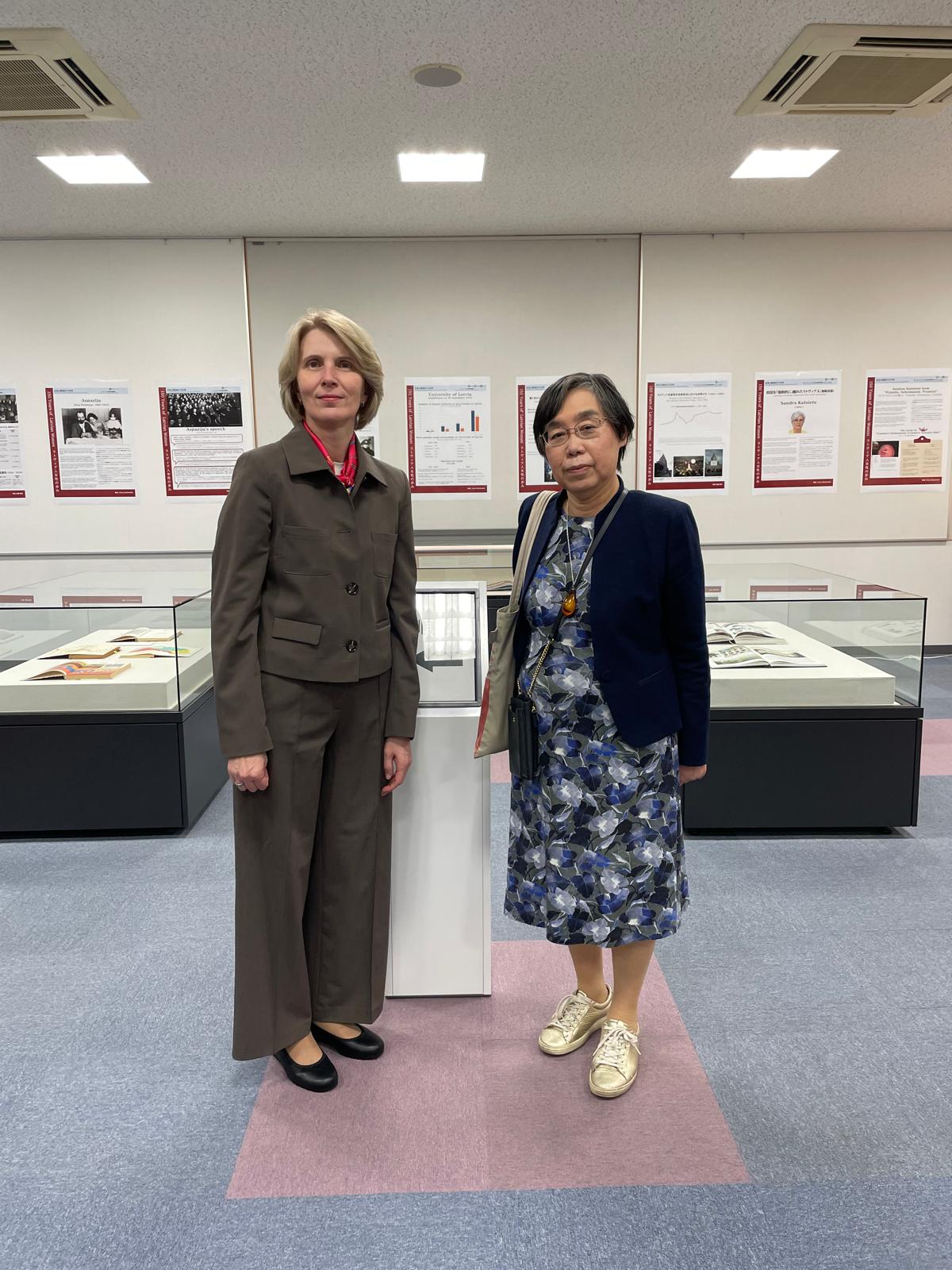 ESZF zinātņu prodekāne prof. Iveta Reinholde kopā ar sadarbības partneri no Šovas Sieviešu Universitātes - Starptautisko kultūras studiju institūta direktori prof. Sonoko Šimu. Foto no Ivetas Reinholdes personīgā arhīva.